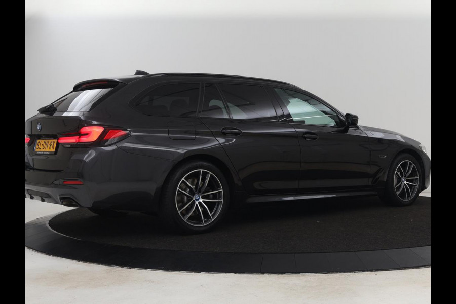 BMW 5 Serie Touring 530e M Sport | Leder | Stoelverwarming | Live Cockpit | Navigatie | Memory | Camera | Carplay | Achterbankverwarming | Cruise Control | Sfeerverlichting | PHEV | Plug In