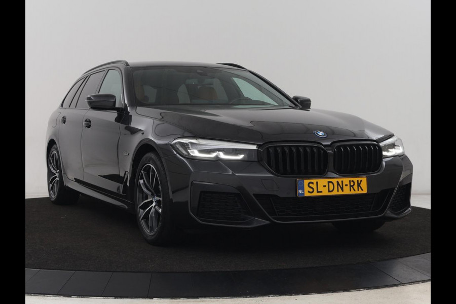 BMW 5 Serie Touring 530e M Sport | Leder | Stoelverwarming | Live Cockpit | Navigatie | Memory | Camera | Carplay | Achterbankverwarming | Cruise Control | Sfeerverlichting | PHEV | Plug In