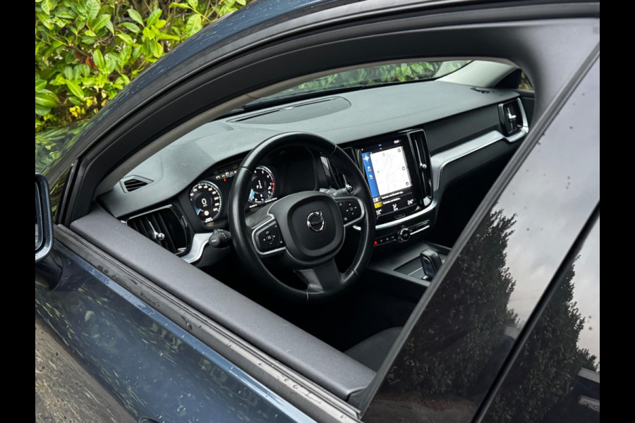 Volvo V60 2.0 B3 MOMENTUM ADVANTAGE CAMERA NAP CARPLAY CRUISE NAVIGATIE