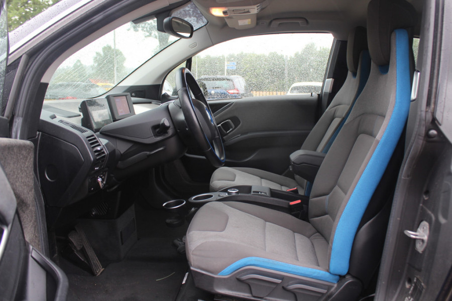 BMW i3 Basis 120Ah 42 kWh / SoH 91.4% Navigatie / 19'' / Parkeerhulp achter / Navigatie / Harman Kardon / Stoelverwarming / Cruise Control / Warmtepomp / Getint glas