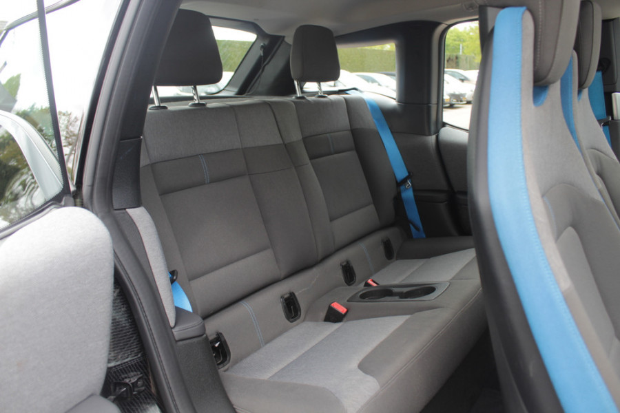 BMW i3 Basis 120Ah 42 kWh / SoH 91.4% Navigatie / 19'' / Parkeerhulp achter / Navigatie / Harman Kardon / Stoelverwarming / Cruise Control / Warmtepomp / Getint glas