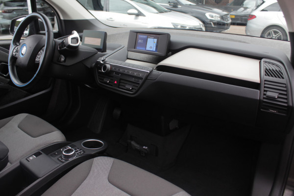 BMW i3 Basis 120Ah 42 kWh / SoH 91.4% Navigatie / 19'' / Parkeerhulp achter / Navigatie / Harman Kardon / Stoelverwarming / Cruise Control / Warmtepomp / Getint glas