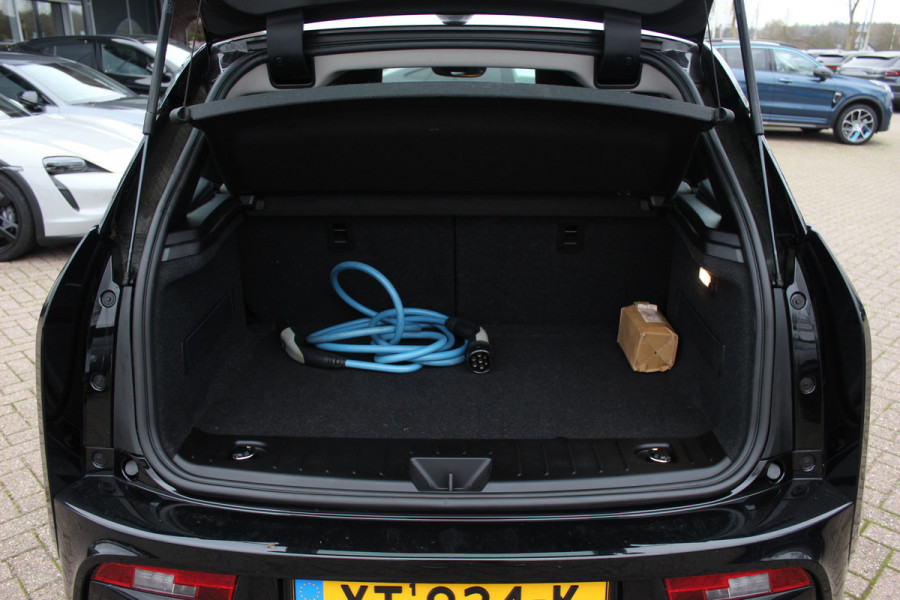 BMW i3 Basis 120Ah 42 kWh / SoH 91.4% Navigatie / 19'' / Parkeerhulp achter / Navigatie / Harman Kardon / Stoelverwarming / Cruise Control / Warmtepomp / Getint glas