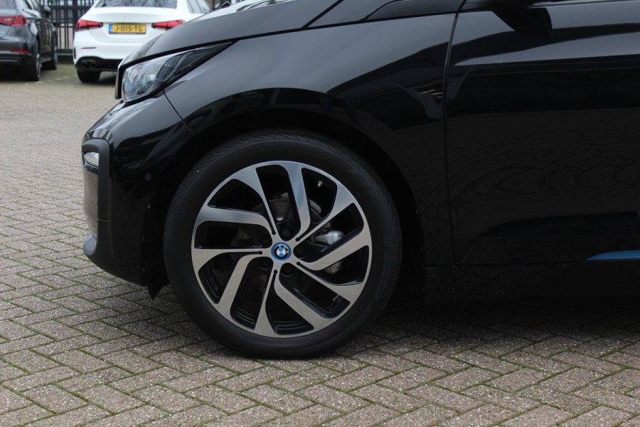 BMW i3 Basis 120Ah 42 kWh / SoH 91.4% Navigatie / 19'' / Parkeerhulp achter / Navigatie / Harman Kardon / Stoelverwarming / Cruise Control / Warmtepomp / Getint glas