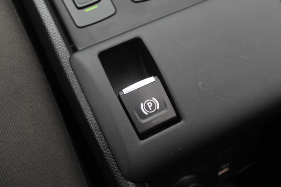 BMW i3 Basis 120Ah 42 kWh / SoH 91.4% Navigatie / 19'' / Parkeerhulp achter / Navigatie / Harman Kardon / Stoelverwarming / Cruise Control / Warmtepomp / Getint glas