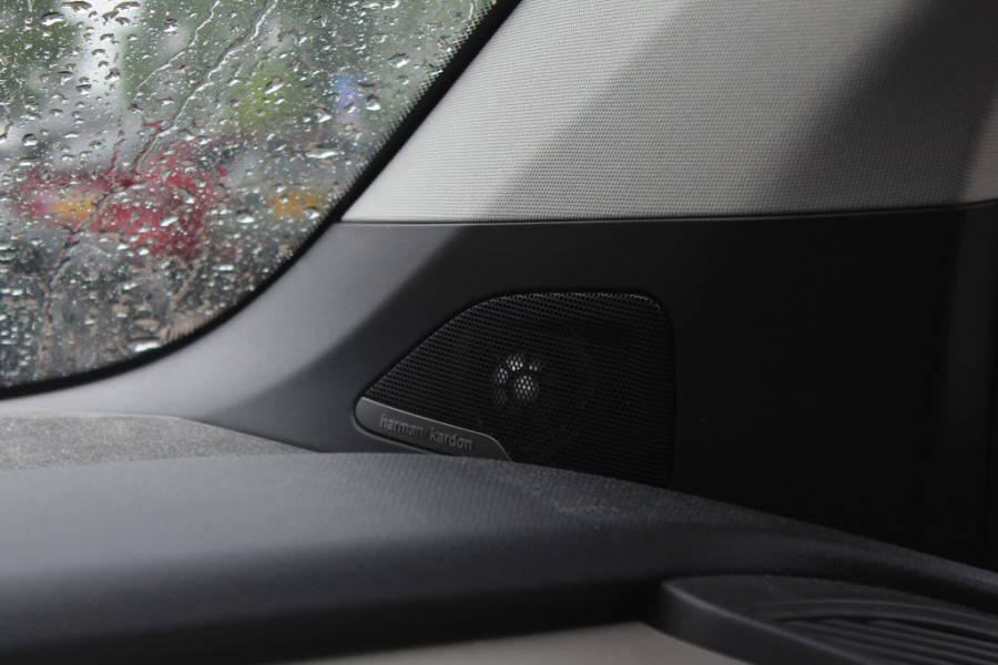 BMW i3 Basis 120Ah 42 kWh / SoH 91.4% Navigatie / 19'' / Parkeerhulp achter / Navigatie / Harman Kardon / Stoelverwarming / Cruise Control / Warmtepomp / Getint glas