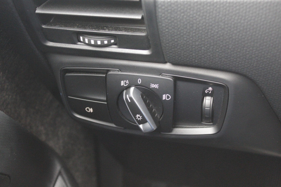 BMW i3 Basis 120Ah 42 kWh / SoH 91.4% Navigatie / 19'' / Parkeerhulp achter / Navigatie / Harman Kardon / Stoelverwarming / Cruise Control / Warmtepomp / Getint glas