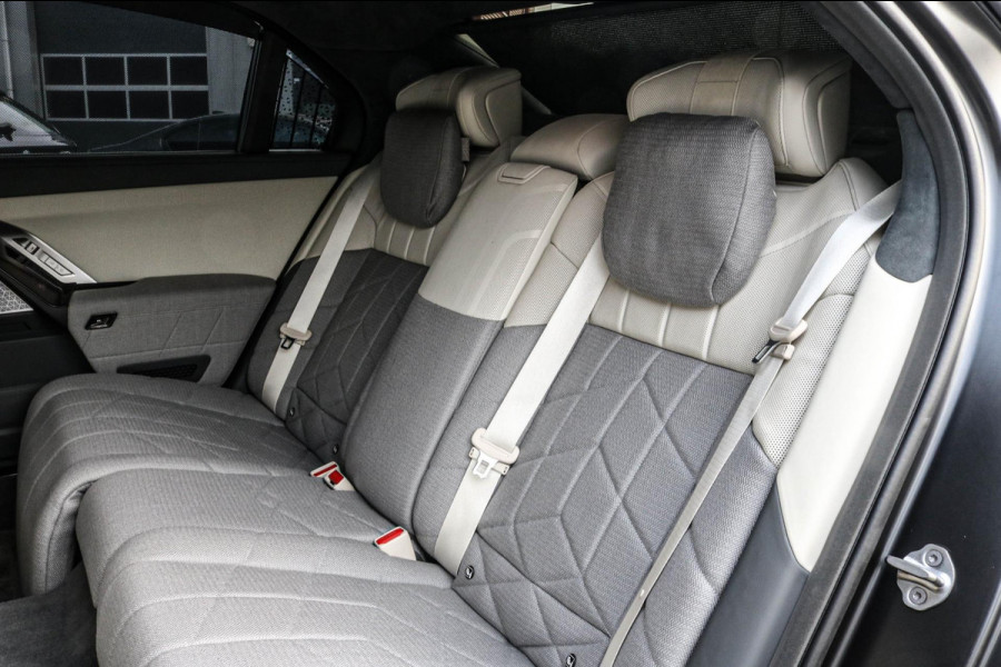 BMW 7 Serie M760e xDrive - Frozen Deep Grey - Lounge & Entertainment - Bowers & Wilkins - Aut. Doors - Connoisseur - Iconic Glow