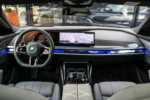 BMW 7 Serie M760e xDrive - Frozen Deep Grey - Lounge & Entertainment - Bowers & Wilkins - Aut. Doors - Connoisseur - Iconic Glow
