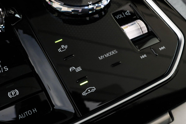 BMW 7 Serie M760e xDrive - Frozen Deep Grey - Lounge & Entertainment - Bowers & Wilkins - Aut. Doors - Connoisseur - Iconic Glow