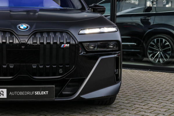 BMW 7 Serie M760e xDrive - Frozen Deep Grey - Lounge & Entertainment - Bowers & Wilkins - Aut. Doors - Connoisseur - Iconic Glow