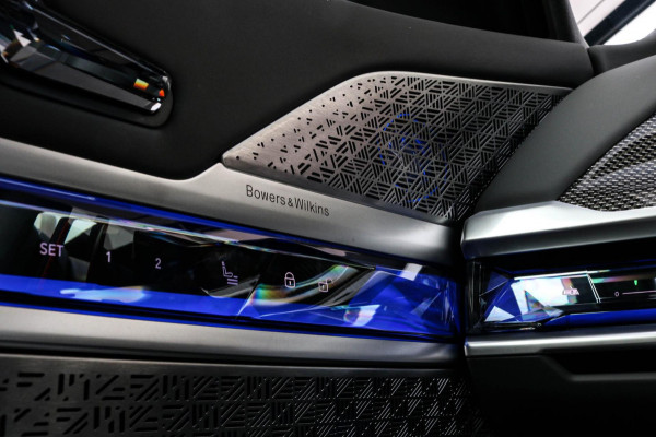 BMW 7 Serie M760e xDrive - Frozen Deep Grey - Lounge & Entertainment - Bowers & Wilkins - Aut. Doors - Connoisseur - Iconic Glow