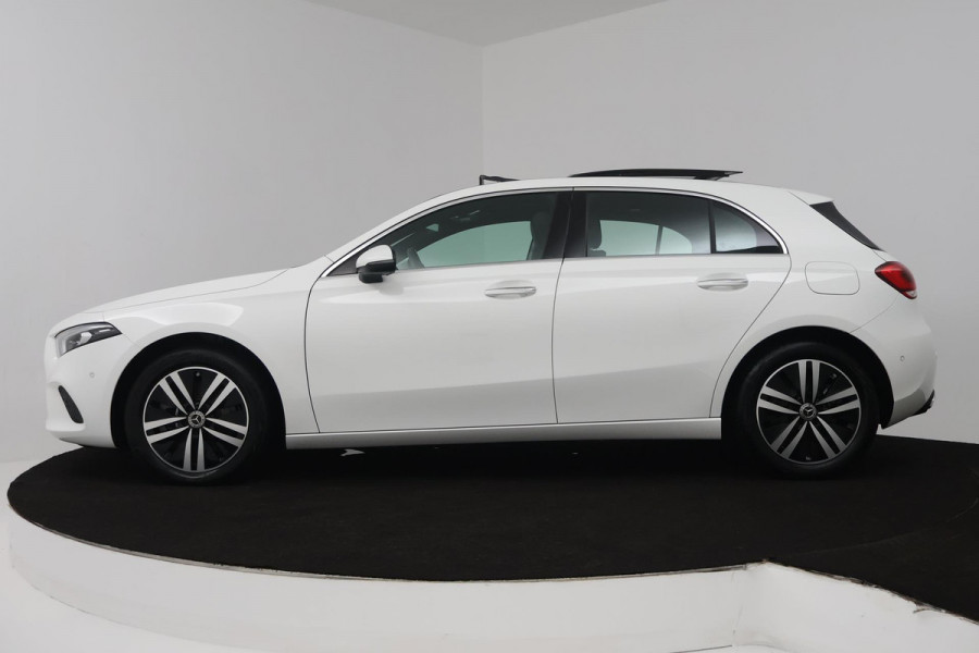 Mercedes-Benz A-Klasse 250 e Luxury Line (PANORAMADAK, TREKHAAK, CAMERA, SFEERVERLICHTING, STOELVERWARMING)