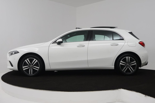 Mercedes-Benz A-Klasse 250 e Luxury Line (PANORAMADAK, TREKHAAK, CAMERA, SFEERVERLICHTING, STOELVERWARMING)