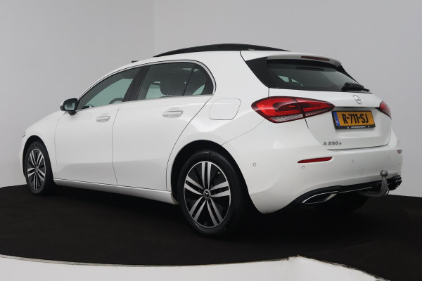 Mercedes-Benz A-Klasse 250 e Luxury Line (PANORAMADAK, TREKHAAK, CAMERA, SFEERVERLICHTING, STOELVERWARMING)