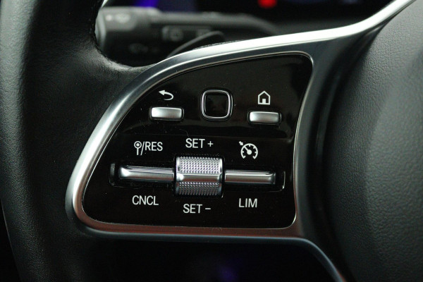 Mercedes-Benz A-Klasse 250 e Luxury Line (PANORAMADAK, TREKHAAK, CAMERA, SFEERVERLICHTING, STOELVERWARMING)