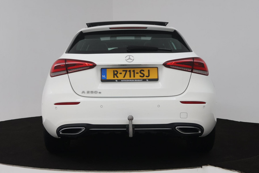 Mercedes-Benz A-Klasse 250 e Luxury Line (PANORAMADAK, TREKHAAK, CAMERA, SFEERVERLICHTING, STOELVERWARMING)