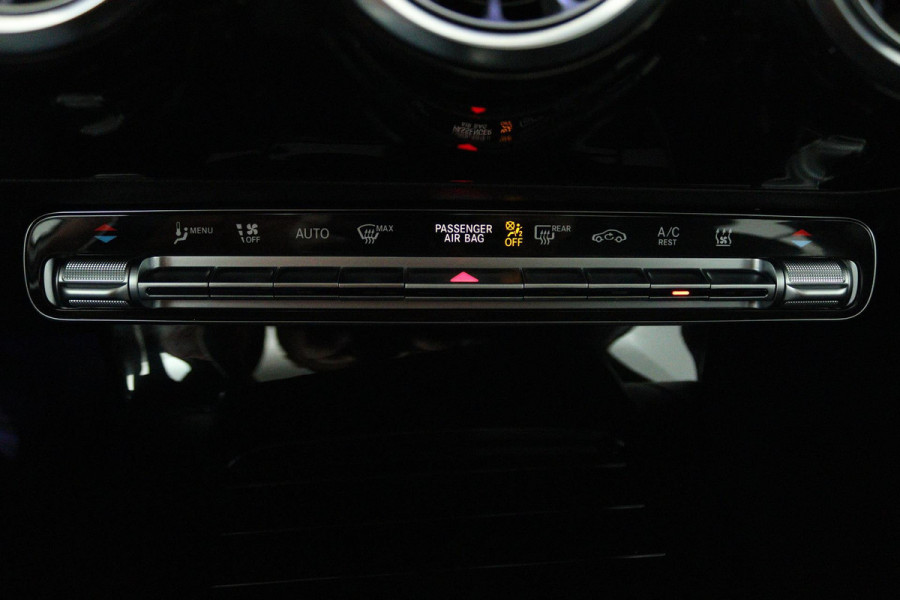 Mercedes-Benz A-Klasse 250 e Luxury Line (PANORAMADAK, TREKHAAK, CAMERA, SFEERVERLICHTING, STOELVERWARMING)