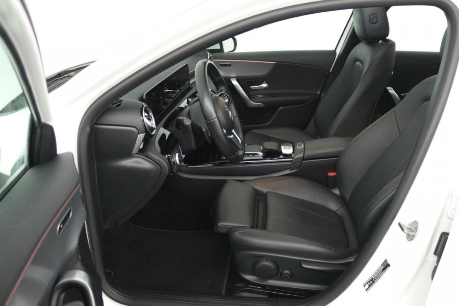 Mercedes-Benz A-Klasse 250 e Luxury Line (PANORAMADAK, TREKHAAK, CAMERA, SFEERVERLICHTING, STOELVERWARMING)