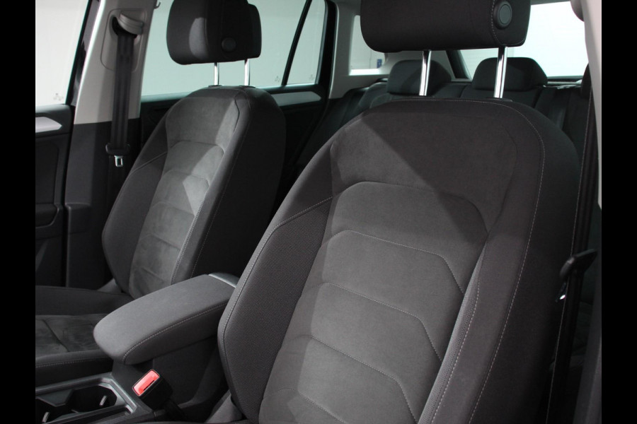 Volkswagen Tiguan 1.5 TSI Comfortline Team DSG | Navigatie | Apple carplay/Android Auto | Climate Control | Camera | Lane Assist | Virtual Cockpit | Winterpakket | Adaptive Cruise control | Lichtmetalen Velgen