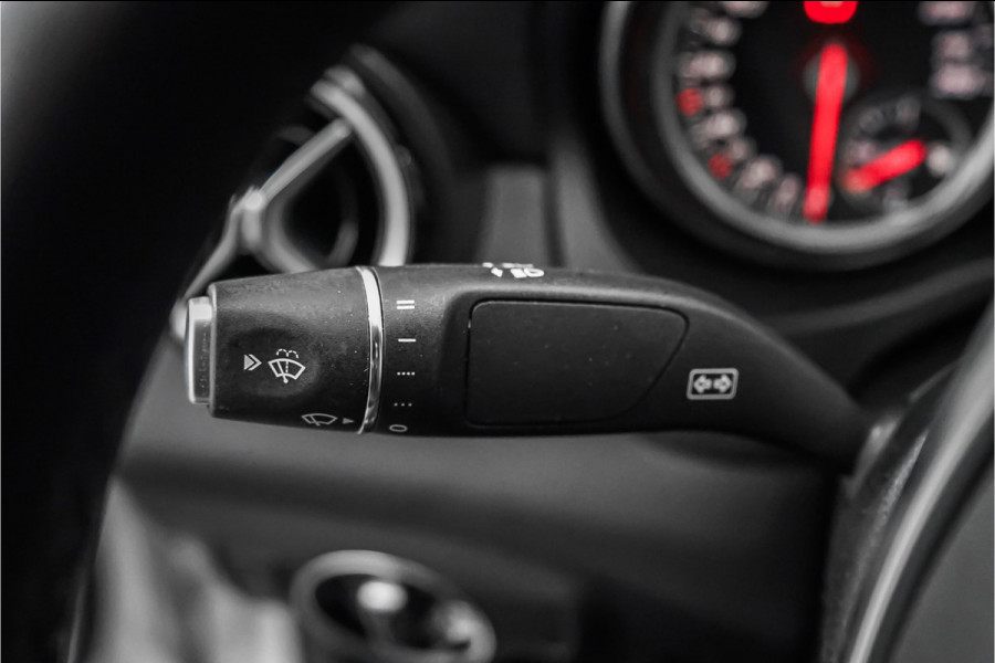 Mercedes-Benz CLA-Klasse 180 AMG-Line Camera LED 18"