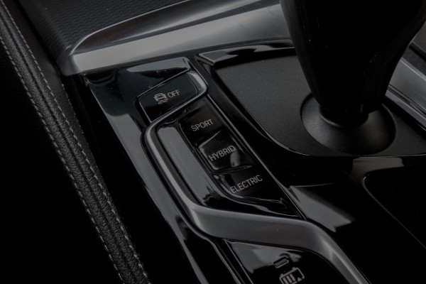BMW 5 Serie Touring 530e Business Edition Plus | M-PAKKET | ADAPTIEVE CRUISE CONTROL | HEAD UP | PANORAMADAK | 360° CAMERA