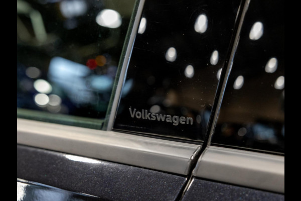 Volkswagen T-Roc 1.5 TSI R-Line Edition / 150pk / Stoel en stuur verwarming / Achteruitrij camera / Keyless /