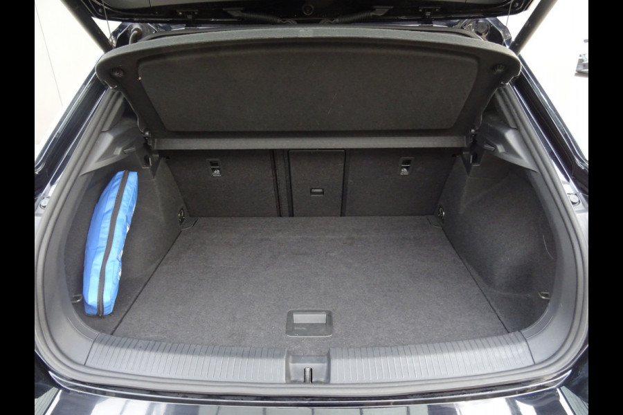 Volkswagen T-Roc 1.5 TSI R-Line * IQ LIGHT * KEYLESS * CARPLAY !!