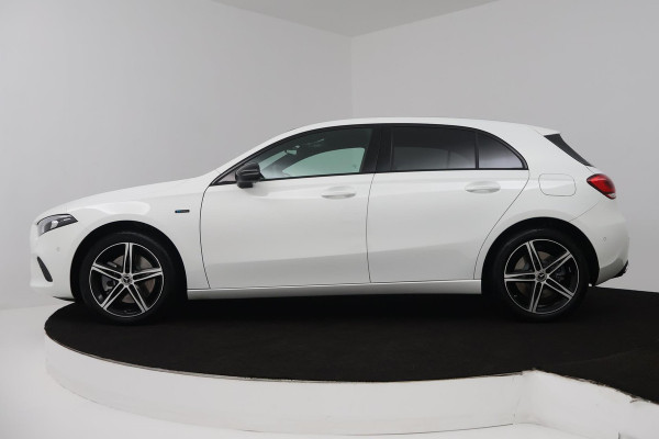 Mercedes-Benz A-Klasse 250 e Business Solution AMG Limited (SFEERVERLICHTING, STOELVERWARMING, ACHTERUITRIJCAMERA, NAVIGATIE)