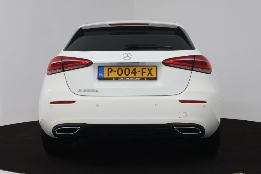 Mercedes-Benz A-Klasse 250 e Business Solution AMG Limited (SFEERVERLICHTING, STOELVERWARMING, ACHTERUITRIJCAMERA, NAVIGATIE)