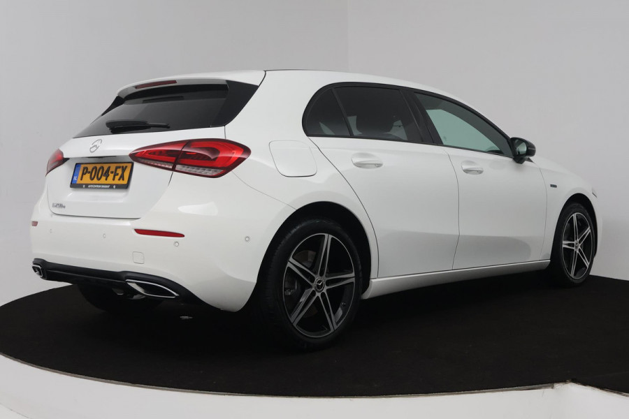 Mercedes-Benz A-Klasse 250 e Business Solution AMG Limited (SFEERVERLICHTING, STOELVERWARMING, ACHTERUITRIJCAMERA, NAVIGATIE)