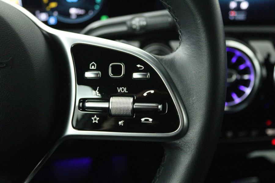 Mercedes-Benz A-Klasse 250 e Business Solution AMG Limited (SFEERVERLICHTING, STOELVERWARMING, ACHTERUITRIJCAMERA, NAVIGATIE)