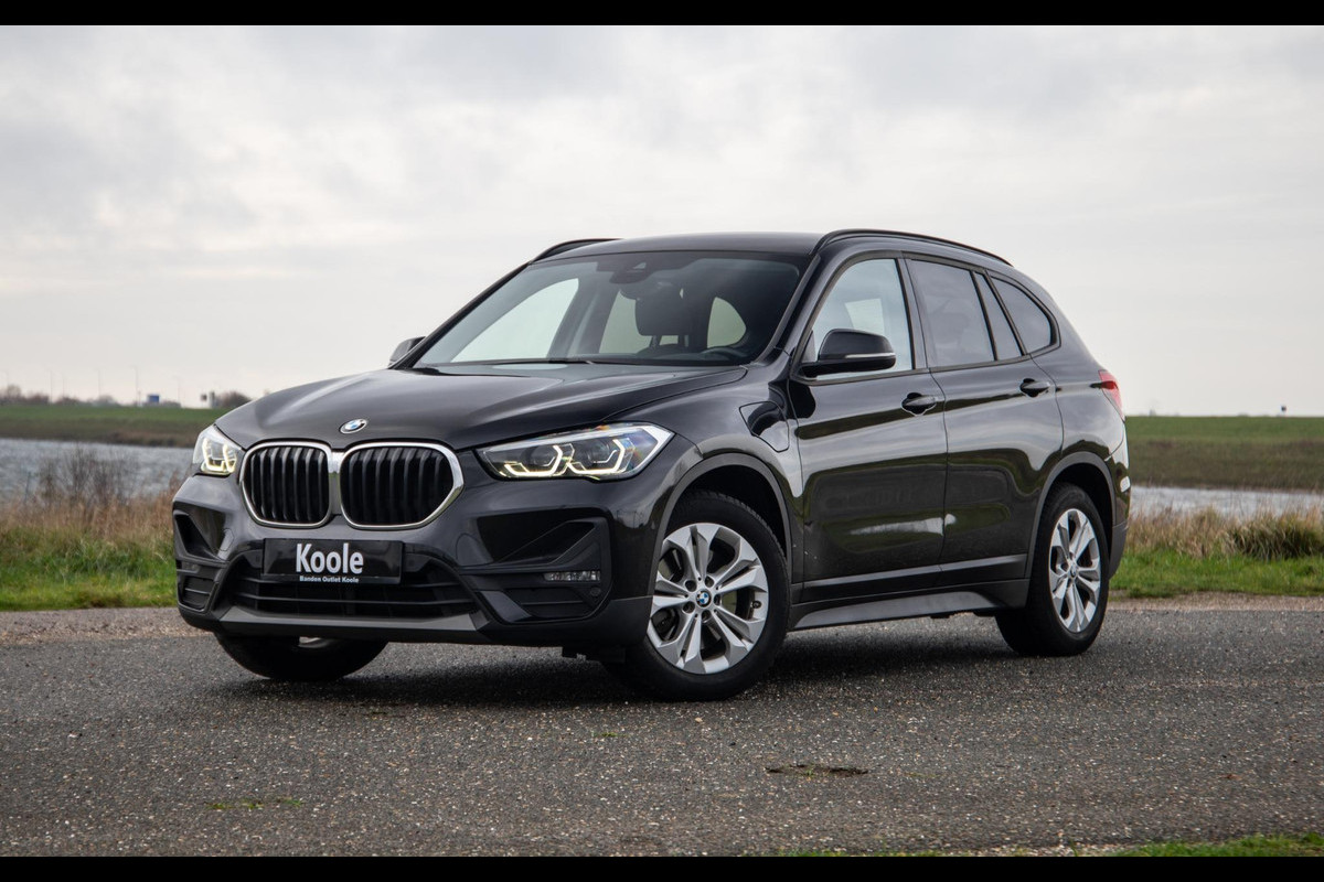 BMW X1 xDrive25e Executive CAMERA / CARPLAY / AUTOMAAT / LEDER / LED / CRUISE CONTROLE / STOELVERWARMING