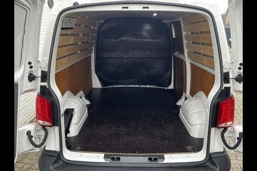 Volkswagen Transporter 2.0 TDI L2H1 28 Automaat Carplay Cruise PDC V+A DAB Airco Trekhaak