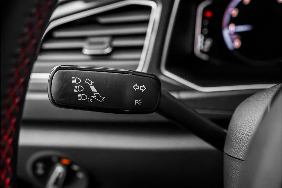 Volkswagen T-Roc 1.5 TSI Sport Navi ACC LED Trekhaak