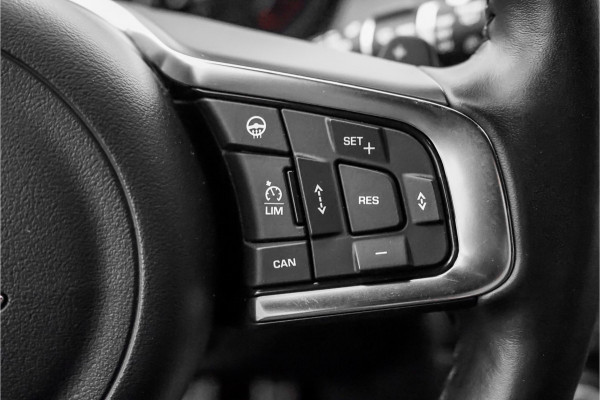 Jaguar E-Pace 2.0 P250 AWD HSE R-Dynamic CarPlay Trekhaak Camera 19"