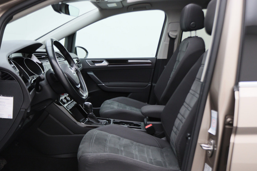 Volkswagen Touran 1.4 TSI DSG Highline Business R Panoramadak, ACC, Camera, Navigatie, Bluetooth, LED, Trekhaak, 17''