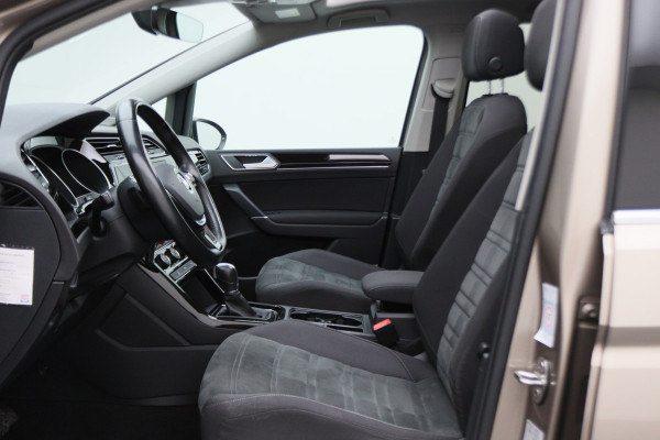 Volkswagen Touran 1.4 TSI DSG Highline Business R Panoramadak, ACC, Camera, Navigatie, Bluetooth, LED, Trekhaak, 17''