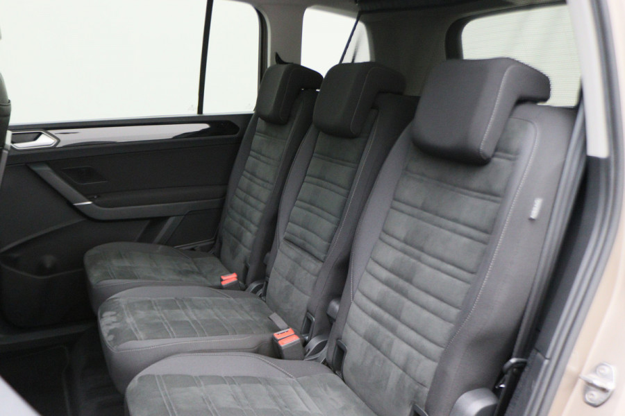 Volkswagen Touran 1.4 TSI DSG Highline Business R Panoramadak, ACC, Camera, Navigatie, Bluetooth, LED, Trekhaak, 17''