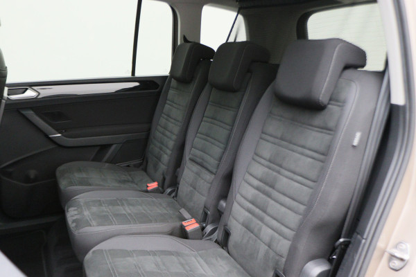 Volkswagen Touran 1.4 TSI DSG Highline Business R Panoramadak, ACC, Camera, Navigatie, Bluetooth, LED, Trekhaak, 17''