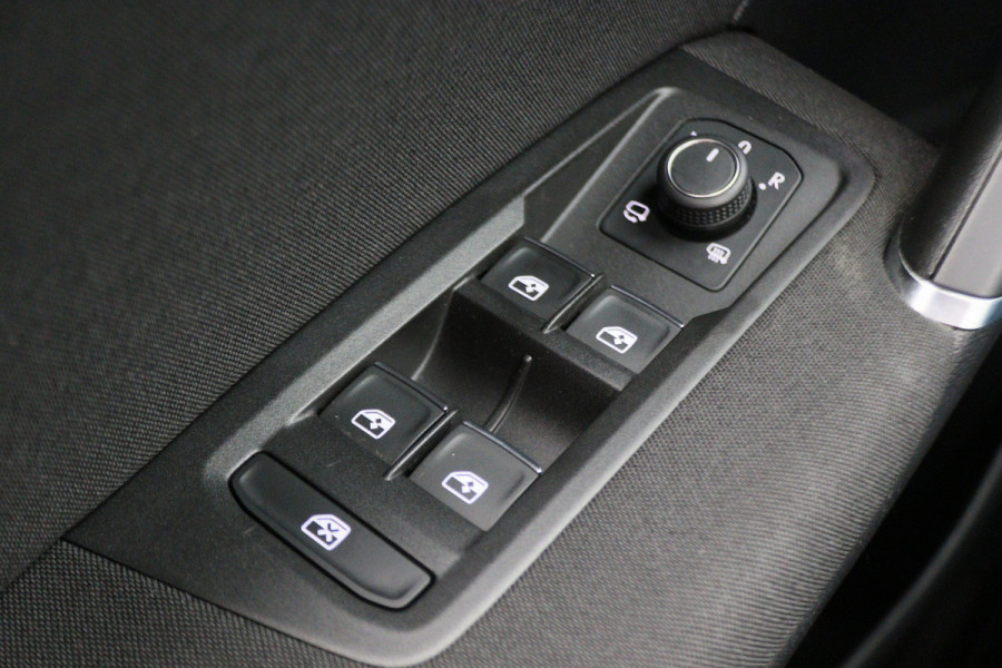 Volkswagen Touran 1.4 TSI DSG Highline Business R Panoramadak, ACC, Camera, Navigatie, Bluetooth, LED, Trekhaak, 17''