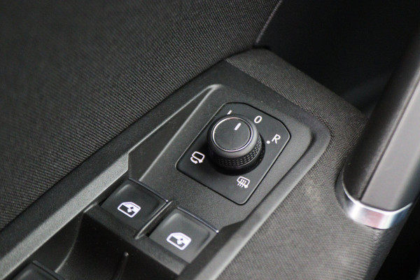 Volkswagen Touran 1.4 TSI DSG Highline Business R Panoramadak, ACC, Camera, Navigatie, Bluetooth, LED, Trekhaak, 17''