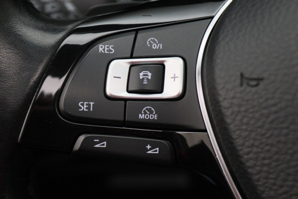 Volkswagen Touran 1.4 TSI DSG Highline Business R Panoramadak, ACC, Camera, Navigatie, Bluetooth, LED, Trekhaak, 17''