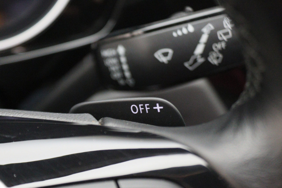 Volkswagen Touran 1.4 TSI DSG Highline Business R Panoramadak, ACC, Camera, Navigatie, Bluetooth, LED, Trekhaak, 17''