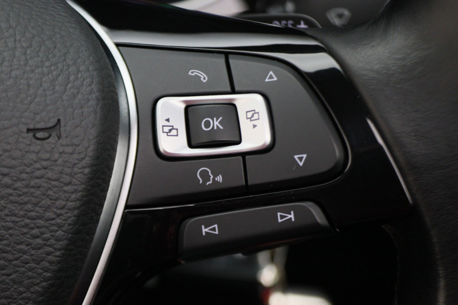 Volkswagen Touran 1.4 TSI DSG Highline Business R Panoramadak, ACC, Camera, Navigatie, Bluetooth, LED, Trekhaak, 17''