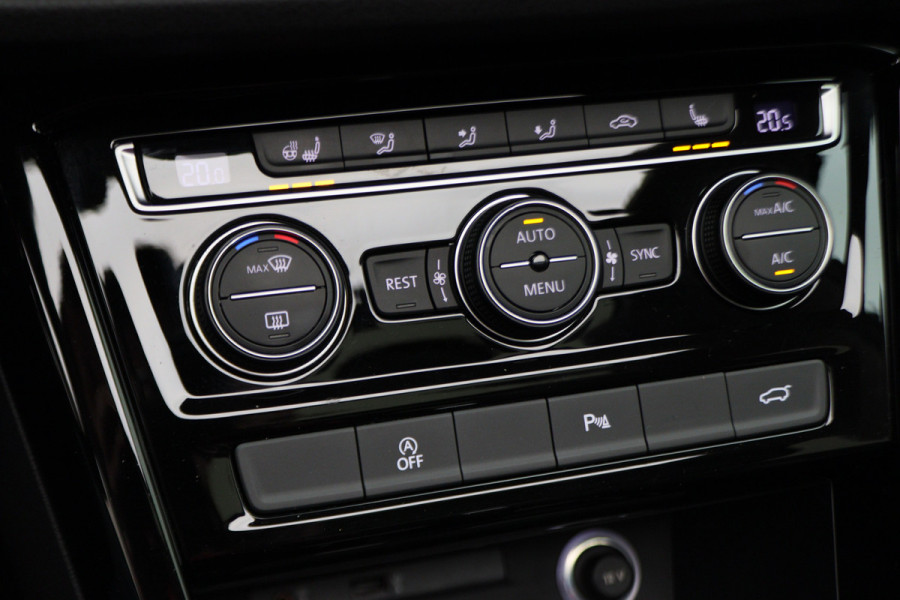 Volkswagen Touran 1.4 TSI DSG Highline Business R Panoramadak, ACC, Camera, Navigatie, Bluetooth, LED, Trekhaak, 17''