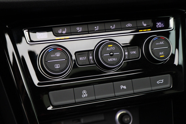 Volkswagen Touran 1.4 TSI DSG Highline Business R Panoramadak, ACC, Camera, Navigatie, Bluetooth, LED, Trekhaak, 17''