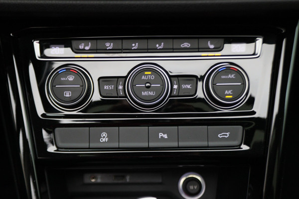 Volkswagen Touran 1.4 TSI DSG Highline Business R Panoramadak, ACC, Camera, Navigatie, Bluetooth, LED, Trekhaak, 17''