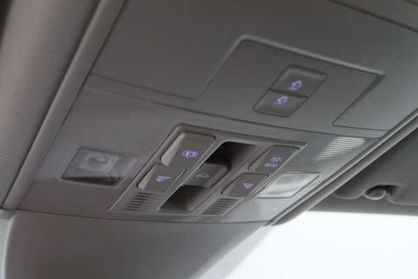 Volkswagen Touran 1.4 TSI DSG Highline Business R Panoramadak, ACC, Camera, Navigatie, Bluetooth, LED, Trekhaak, 17''