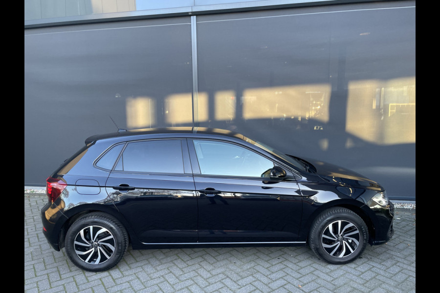 Volkswagen Polo 1.0 TSI Life Edition Achteruitrijcamera - Airco - Parkeersensoren voor en achter - Navigatiesysteem - Cruise control - Bluetooth - Stuur multifunctioneel - Start/stop systeem - Licht metalen velgen 15 inch - Radi